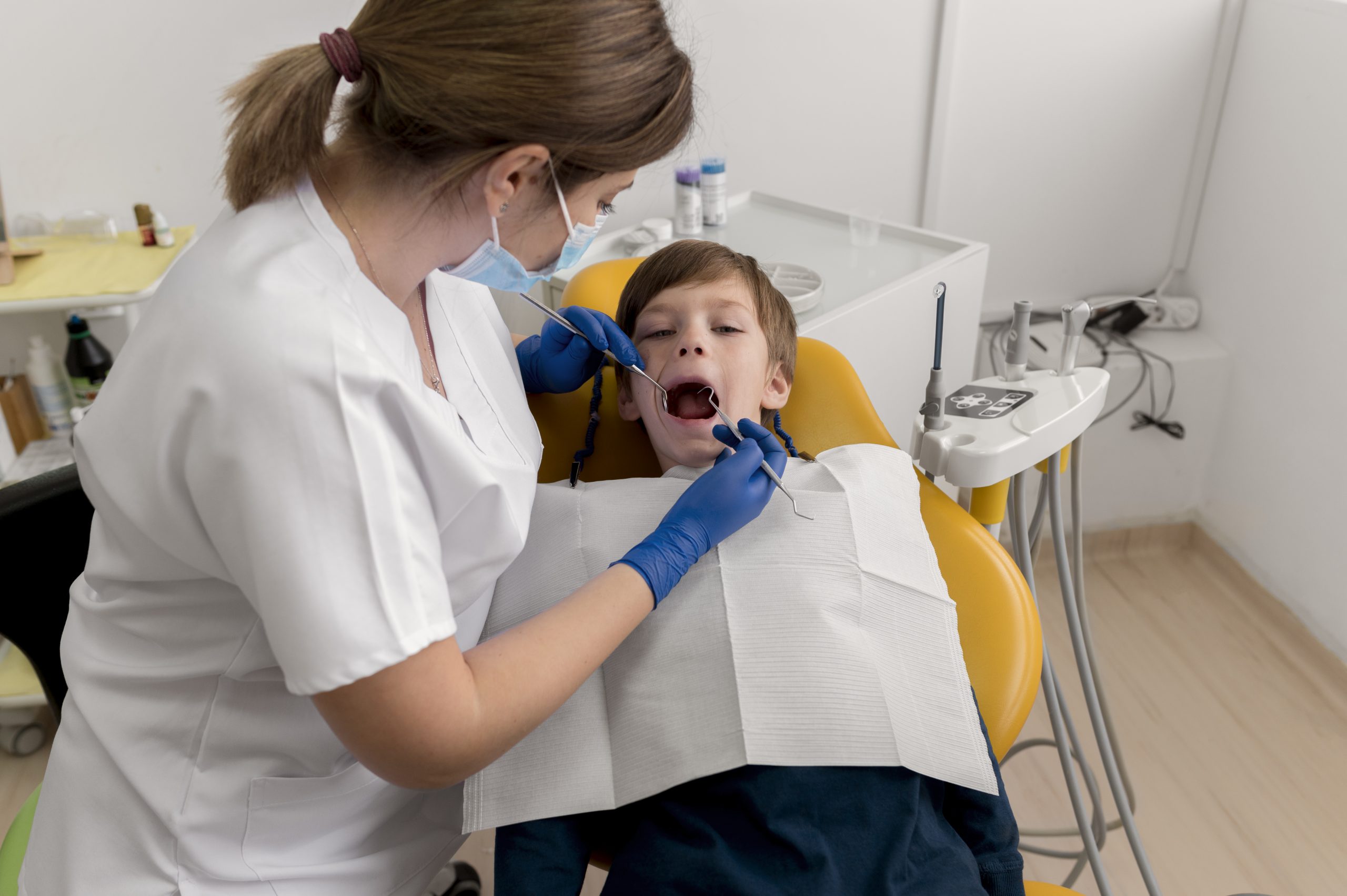 Mengenal Perawatan Gigi Anak: Kapan Harus ke Dokter Gigi?
